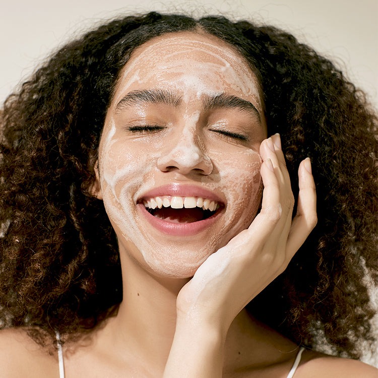 iUNIK Calendula Balancing Foam Gel Cleanser, 150ml tekstūra