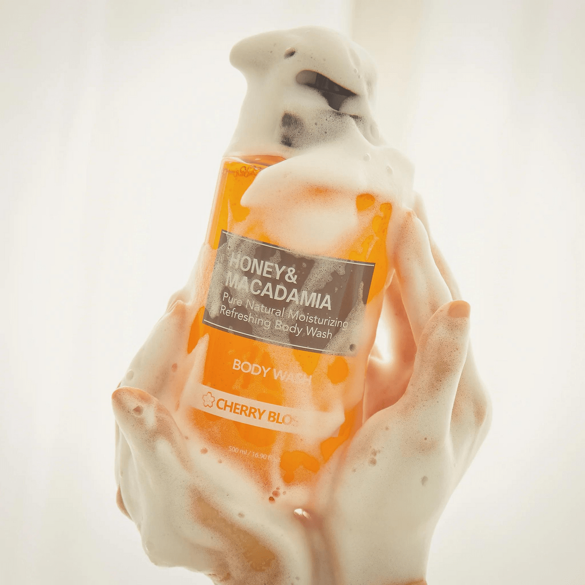 KUNDAL Honey & Macadamia Pure Body Wash English Rose, 500ml konsistencija